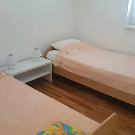 Apartment Away From - Pasman Tkon
