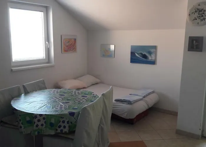 Apartment Away From - Pasman Tkon